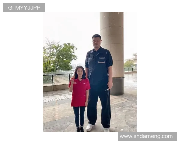 林丹姚明同框合照展现体育巨星友谊与荣耀的瞬间