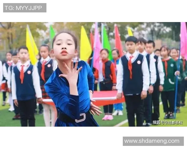 小腿粗壮却充满力量的足球明星女孩展现运动之美与自信风采